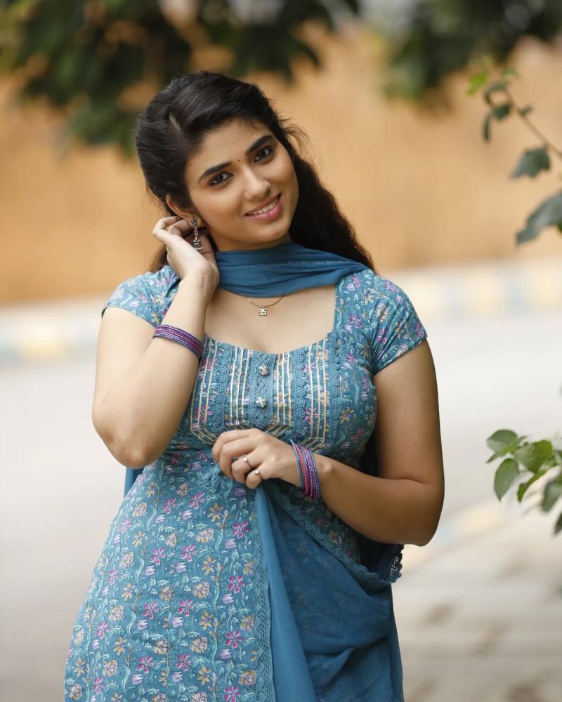 actress-pragya-nagra-looking-cute-dress